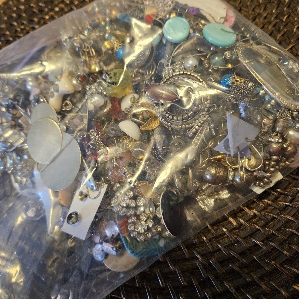 2 lbs Junk Jewelry Mystery Lot: Single Earrings Jewelry Pieces for Crafting/wear - Picture 10 of 15
